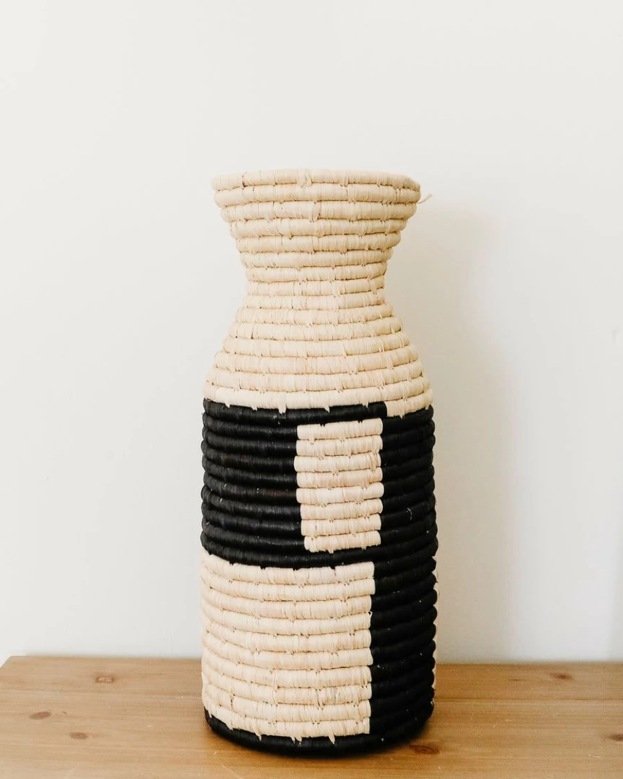 "Modern Black Linework Vase - Handcrafted Ceramic Home Decor"