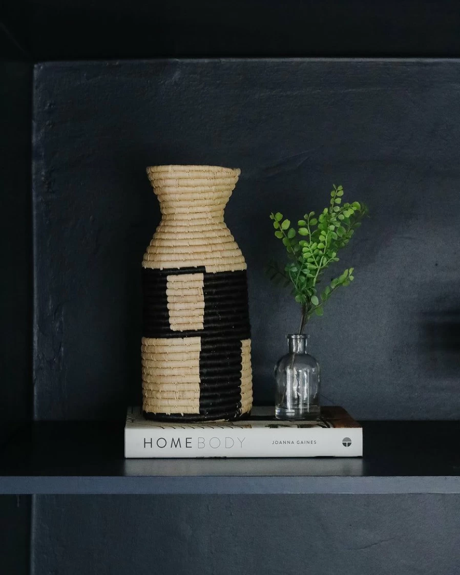 "Modern Black Linework Vase - Handcrafted Ceramic Home Decor"