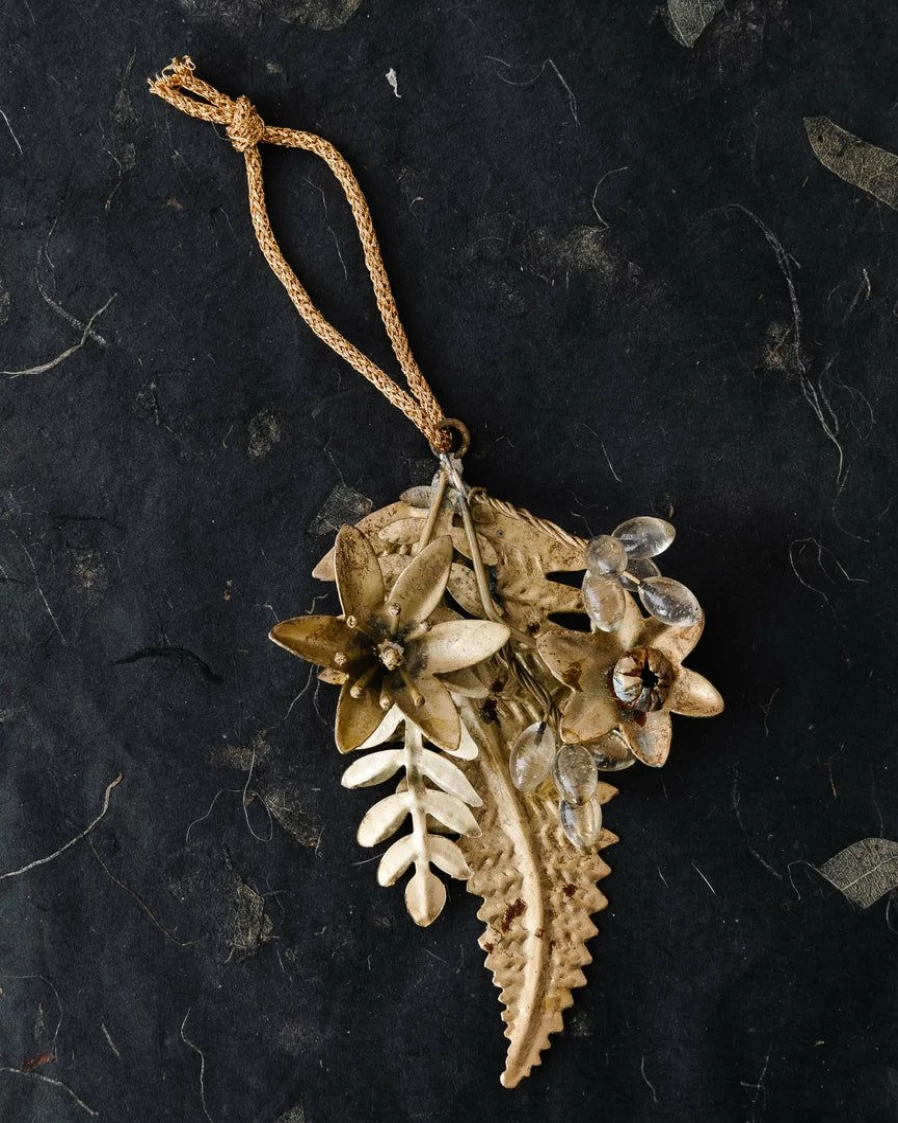 Antique Brass Leaf Ornament - Elegant Handcrafted Home Decor for Vintage Style