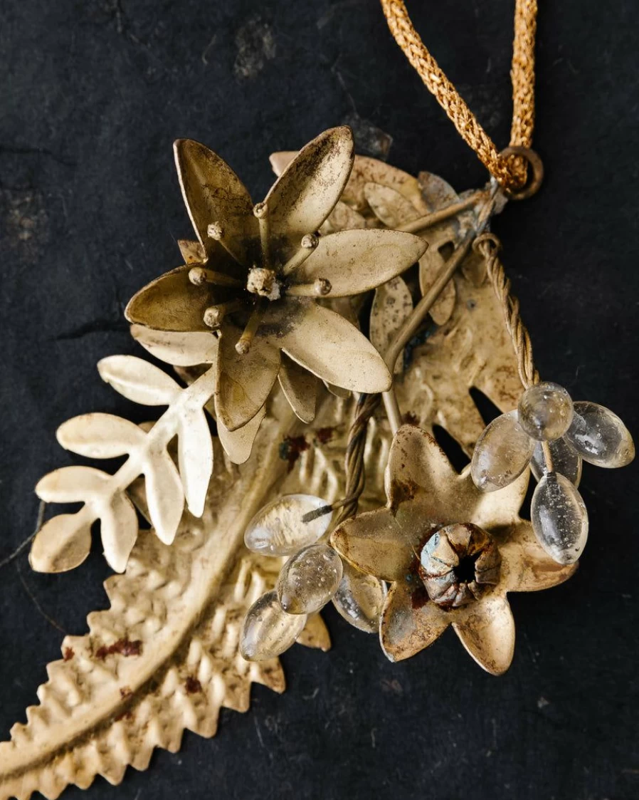 Antique Brass Leaf Ornament - Elegant Handcrafted Home Decor for Vintage Style